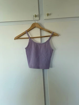 4 st linnen/toppar från Gina tricot, primark , new yourker och shien  - Ljuslila kort linne från new yourker ,vit topp från shein, blått kort linne med spets från primark och brunt/ beiget linne från Gina tricot. Alla är i storlek xxs/xs alla säljs tillsammans i ett kitt för 50 kr