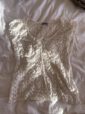 Vit topp  - Jättefin vit genomskinlig topp med spets detaljer