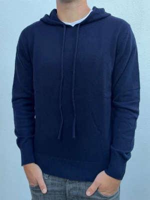 Kashmir/Merimo hoodie - En marinblå Kashmir/Merino hoodie i storlek XS! Modellen är 177cm lång, passar lite kortare! Använd 1 gång, därför nyskick på hoodien! Längden på snörena går att justera! Hör av dig vid frågor!🌟