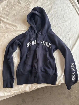 2000s hoodie - Säljer denna zip up köpt under 2000-talet!! Det står M men skulle säga mer åt XS-S hålet