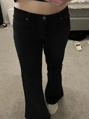 Svarta utsvängda manchesterbyxor - Säljer dessa Lågmidjade manchesterbyxor, superfina men tyvärr för stora. Uppsydda och passar mig som är 161 perfekt. Lite insydda i midjan, men inget märkvärdigt. Midjebredd rakt över är ca 38 cm och innerbenslängden 73,5