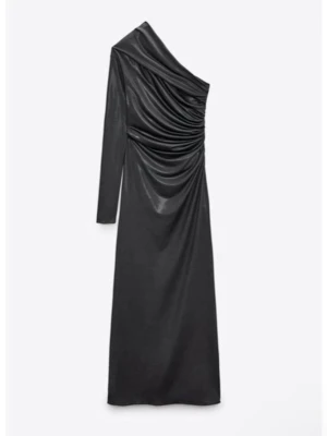 Svart oneshoulder långklänning Zara - Snygg svart långklänning från Zara i glansigt material. Klänningen har oneshoulder-design med en lång ärm och draperade detaljer framtill som ger en cool och elegant look. Perfekt för dig som vill sticka ut på festen.