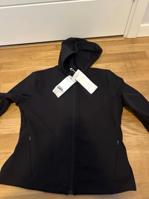 Träningströja stl L(motsvar M) - Slim fit modell, kort i modellen, står L men motsvarar en M :) cirka 55 cm lång och cirka 67 cm i ärmarna :)