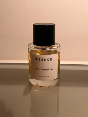 Essnce I am Vanilla - En krämig vaniljparfym med inslag av jordgubbar, beskrivs som en jordgubbstårta. Har förvarats mörkt och svalt i garderob.