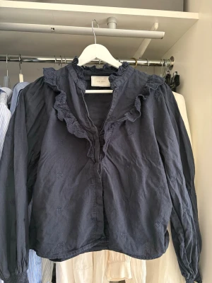 Neo noir skjorta - Skjorta/blus med mönstrade detaljer