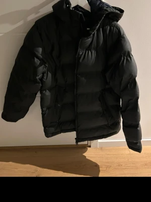 Svart pufferjacka från Tretorn - Jättebra skick jacka. Inga rivmärken eller nåt