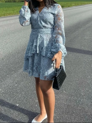 Spetsklänning - En  ljusblå kort klänning i spets. Prefekt till sommaren eller midsommar. Använd en gång 