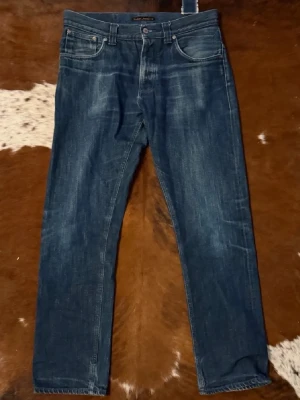 Nudie Jeans - Tja säljer nu dessa snygga mörkblå jeansen med go tvätt, modellen är EvenSteven som sitter straight. W33 L32 hör av dig vid minsta lilla ! 