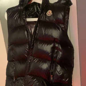 Moncler väst L - Tja! Köpte denna begagnad för 7k och den är som ny då jag ej använt den nåt köpte den 2024 men har bara varit i garderoben därför jag säljer den.  Mitt pris 2k, storlek L men passar som M. Mvh Melwin 