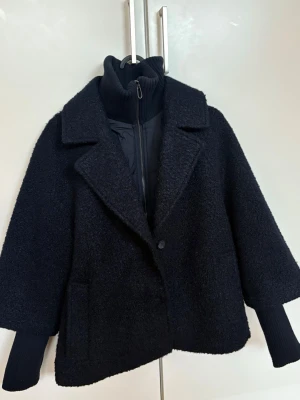 Tom tailor jacka  - Vårjacka från Tom tailor. Slutsåld på zalando. Nypris 1200kr, använd max tre gånger som ny! 