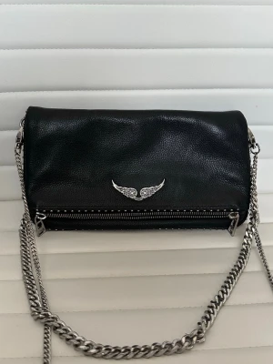 Zadig & Voltaire bag - Zadig & Voltaire väska. Köptes i deras butik på Birger Jarlsgatan 8 i Stockholm runt 2020👛 Väldigt fint skick. Kan bäras på olika vis, kedja om & kedja av. Unik modell i och med nitarna & kedjan. Någorlunda färgskillnad i någon nit på näst sista bilden. Utöver det är lädret defektfritt🖤 Säljer på grund av att den inte kommer till användning.