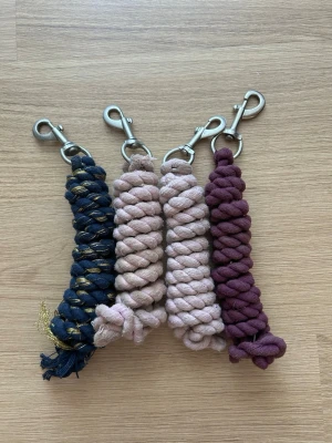 fyra grimmskaft💞🌟 - säljer då jag inte använder längre, är använda mycket men fortfarande och därför säljs de billigt. 💞 50kr för alla och 15kr för ett. man kan även säga till ifall man vill ha 2,3 osv. ✨