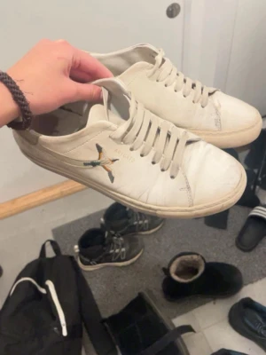 Axel Arigato skor  - Säljer nu mina superfina arigatos då dem inte används och bara tar plats. Bara att höra av sig vid frågor. Priset kan diskuteras vid snabb affär. Nypris över ca 2000. Storlek 39 men passar mig som har 38.