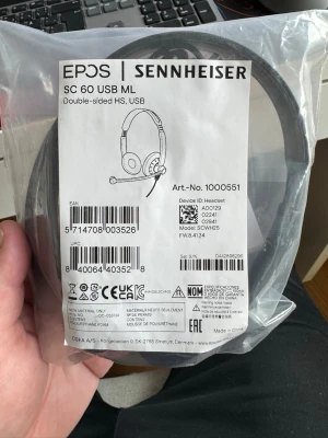 Sennheiser EPOS SC 60 USB ML headset - Snyggt och praktiskt headset från Sennheiser, modell SC 60 USB ML. Dubbeltsidigt med USB-anslutning och mikrofon på bygeln. Perfekt för samtal och gaming. Färg: svart. Material: plast och metall.
