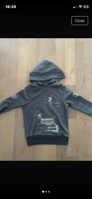 Ralph Lauren Hoodie - Storlek S men sitter som en mitt emellan då den är slim-fit. Modellen i bilden är 178cm.  Hoodien har en klassisk känguruficka framtill och ribbade muddar. Perfekt för en avslappnad och trendig streetstyle-look.