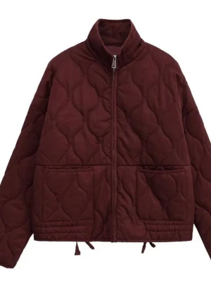 Quiltad vinröd jacka från zara - Mysig vinröd jacka från zara som inte säljs längre, superfin till våren, skriv vad frågor eller fler bilder❤️ Används inte så ofta längre darför så säljer jag den🥰🥰