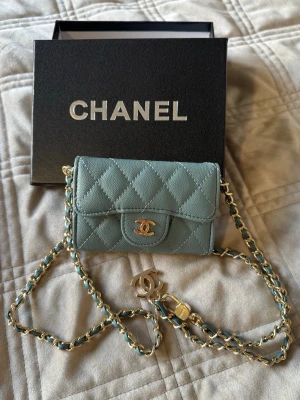 Mini väska  - Ljusblå mini väska med guldiga detaljer. Som en korthållare. 