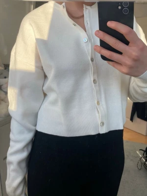 Vit cropped kofta med knappar - Snygg tröja från gina tricot i storlek s. tröjan kan använda som en kofta. Fint skick