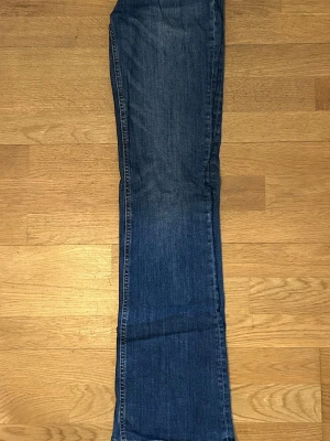 Jeans från Zara  - Blåa jeans från Zara. En rakare modell av utsvängda byxor i storlek 36. Köpare står för frakt.