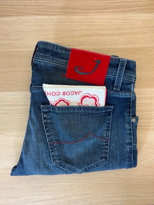 Jacob Cohën Jeans | 622 - Tvärfeta Jacob Cohën jeans😁| W34 | Modell: 622 | Defekter: Nej | Midja: 44 cm | Längd: 100 cm | Innerbenslängd: 76 cm | Måttavvikelser +-1 cm | Modellen är 175 cm och väger 70 kg | Tveka inte att kontakta mig vid frågor😁