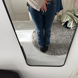 Blå raka jeans med låg midja  - Blåa jeans ”Low straight”💕 W:27 L:32💕