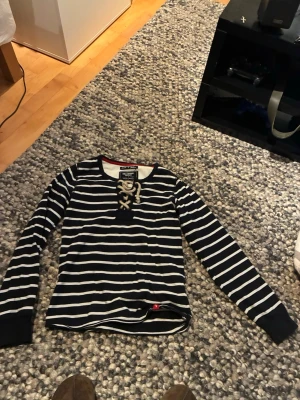Unik longsleeve - Skit snygg randig longsleeve med lite extra karaktär från svenska sjökläder i strl xs, hör av dig vid funderingar!🤩🙌