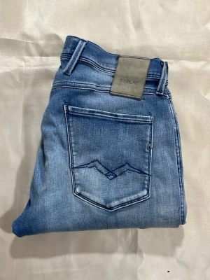 Replay Anbass W31/L34 - Sjukt snygga Replay Anbass i storlek W31 L34. Vid mer frågor eller bilder är det bara att skriva