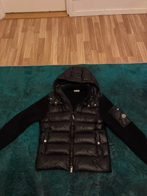 Svart dunväst med huva från Moncler - Snygg moncler cardigan i size S pris kan discuteras 