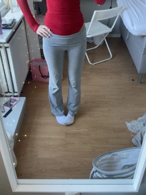 Röderegad långärmad body - Den här bodyn är röd, långärmad och har en tight passform med bomullsmaterial och stretchigt tyg 