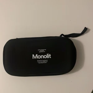 Monolit benskydd svart - Säljer ett par svarta benskydd från Monolit, levereras i en smidig svart förvaringsväska. Benskydden har en modern, slimmad design och är tillverkade i ett lätt och tåligt material som ger bra skydd vid fotbollsspel. Perfekt för dig som vill ha stilrena och funktionella benskydd. Använda 1 gång.