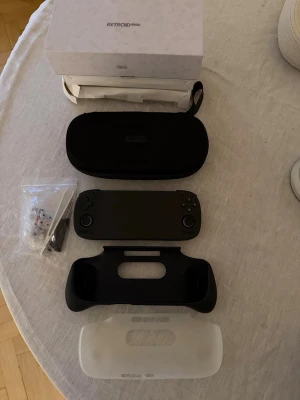 Retroid Pocket 5 + massor av tillbehör - Säljer min välvårdade och knappt använda Retroid Pocket 5. En otrolig handhållen konsol och operativsystemet är Android vilket är otroligt bra för emulation.  Medföljer: Original Grip, Original Väska, Original Protective Shell, Original button kit, om man vill byta knapparna till andra färger och även skärmskydd sedan dag 1 . BVSA