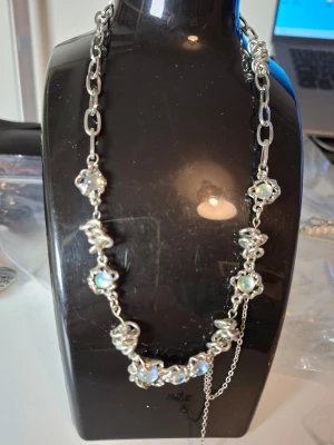 Silverfärgat halsband med pärldetaljer - Överge samlingen, utförsäljning till låga priser