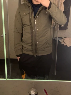 J.lindeber field jacka  - Tjena säljer denna riktigt feta field jackan moddellen 177 väger 75 kg sitter bra på.bra skick 