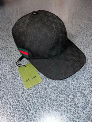 Svart keps - Svart keps ny