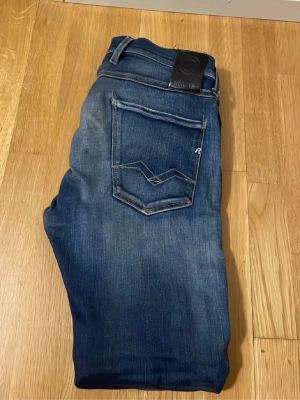 Anbass jeans replay - Säljer ett par blå anbass jeans från Replay. Jeansen har fem fickor, normal midja och smal passform. Nypris ~1100kr. Mitt pris 299kr 💫 . Pris går självklart att sänkas vid snabb affär