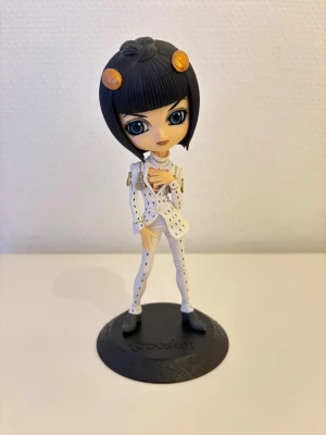 JJBA Jojo’s Bruno Bucciarati figur - Inte nödvändigtvis ”rare” men säljs inte längre som jag förstår det. Qposket från 2019. Boxen tror jag är long gone tyvärr, annars bra skick.