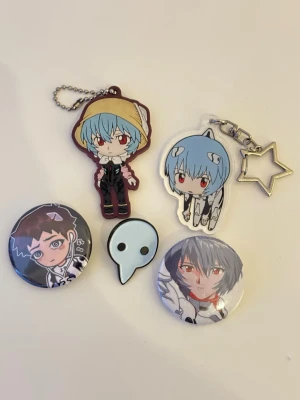 EVANGELION pin/keychain pack - 3 pins, 2 nyckelringar på Rei, Shinji och ängeln Sachiel från Neon Genesis Evangelion. Pinnen på Shinji köpte jag I artist valley på comicon, resten minns jag inte lol.