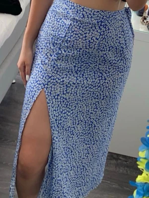 Sommarkjol  - Lång kjol med slits och en dragkedja bak. Otroligt fin sommarkjol! Använd 1 gång. Strl S/M 