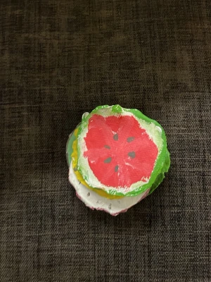  fruktformade underlägg - Säljer ett set med fem drick  underlägg i form av olika frukter: vattenmelon, lime, kiwi, drakfrukt och ananas. Underläggen är färgglada och gjorda i keramik, perfekta för att liva upp bordet med en lekfull touch.