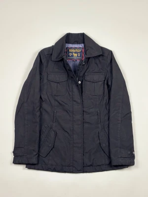 Woolrich Field Jacket - Woolrich Field Jacket | Modell: Field Jacket | Skick: Mycket fint | Nypris: 6999 kr | Storlek: XS | Hör av dig vid minsta fundering 📦