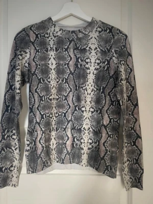  tröja med ormmönster - Se bilder för skick