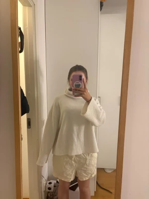 Ljusgula shorts med snörning - Säljer ett par ljusgula shorts med snörning i midjan. De har en loose passform och är perfekta för sommarens varma dagar. Shortsen har fickor på sidorna och är riktigt bekväma och lätta att bära.