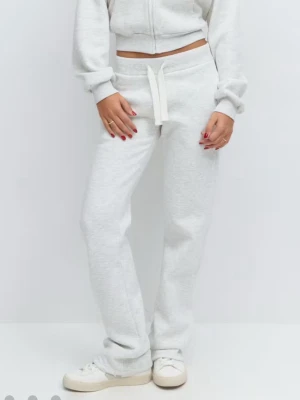 Ljusgrå lågmidjade mjukisbyxor  - Säljer ett par ljusgråa lågmidjade mjukisbyxor. Jättefina och sköna byxor säljer dem då dem är för korta för mig och använda ett fåtal gånger.