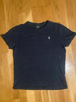 Polo Ralph Lauren T-shirt - En snygg singlestich Ralph Lauren t-shirt. Lite äldre modell men inga tecken på deeffekt! Skriv ifall frågor!