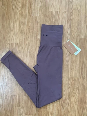 Helt nya tights från Röhnisch - Helt nya träningstights, dubbelstorlek men de är mer som en xs. Säljes då de är för små, djur och rökfritt hem! Sista bilden gör färgen mer rättvis, exakta färgen är svår att få på bild. De är lite mer brunlila i tonen. Otroligt fin färg på dem i verkligheten.  