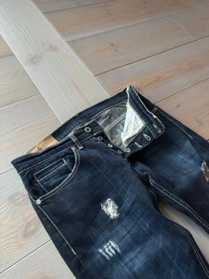 Dondup slim fit – blå slitna premiumjeans 👖🔥 - Dondup jeans, slim fit med en perfekt sliten blå tvätt i strl 30. Sitter tajt på rätt ställen och ger en modern, clean sliten look. Trasig patch men märks knappt och ändrar inte helhetsbilden av jeansen ✅Äkta premiumjeans ✔️ Snygga slitningar – naturlig look 💸Ny pris 3000-3500kr - nu 659kr🔥
