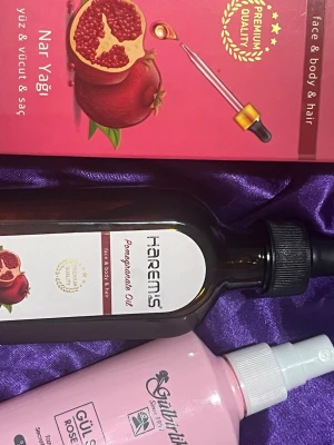 Gülbirlik Rose Water toner - Båda är från Turkiet och mängd syns på bilderna se resterande bilder.                                               rosa  Gülbirlik  rosenvatten. Kommer i en stilren, ljusrosa plastflaska med vit spraykork. Perfekt för att återfukta och fräscha upp huden med naturliga ingredienser och mild doft av ros. Samt en granatäpple olja för hår, ansikte och kropp doftar underbart 😍✨
