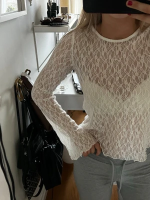 Spets topp - Jättefin spets topp i bra skick! Storlek 158/164 men skulle nog säga XS/S