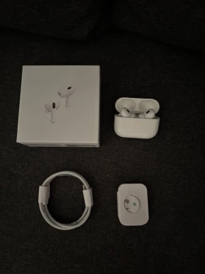 AirPod Pro 2 - Säljer dessa som jag fick i present då jag har ett par andra jag använder. De är öppnade o testade av mig för att se så allt funkar🤗. Annars inprincip oanvända. Skriv vid frågor🙌