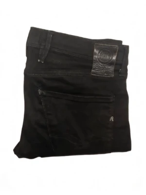 Replay Anbass Hyperflex👖 - Säljer ett par svarta Slim fit jeans från Replay! Passform/modell: Anbass med Hyperflex, storlek: W31 L34, nypris: 1600kr, mitt pris: 199kr. Använda men i fint skick, priset går att diskutera!